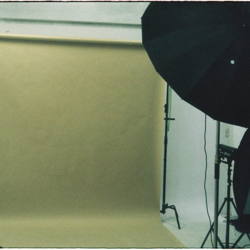 Wyposażenie An empty photography studio with backdrop and lighting equipment ready for a photoshoot.